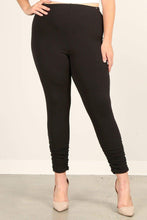 Fitted Leggings With An Elastic Waistband And Ruched Pants