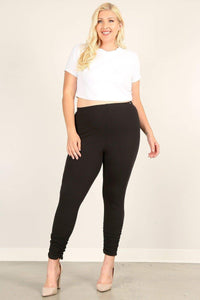 Fitted Leggings With An Elastic Waistband And Ruched Pants